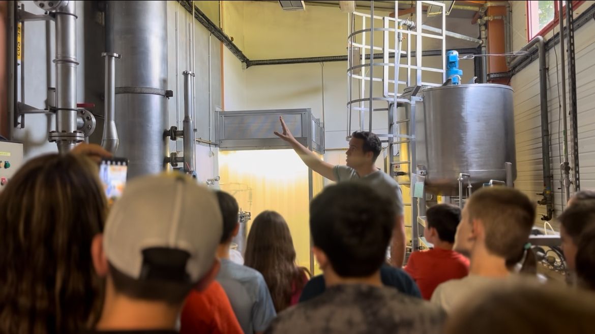 Adrien Cousy, directeur de PY’STiLL, présente les machines de distillation aux enfants de l’éco-école de Pouzac